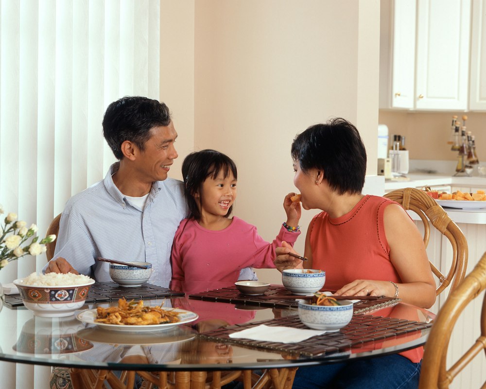 Familie beim Kochen einer gesunden Mahlzeit